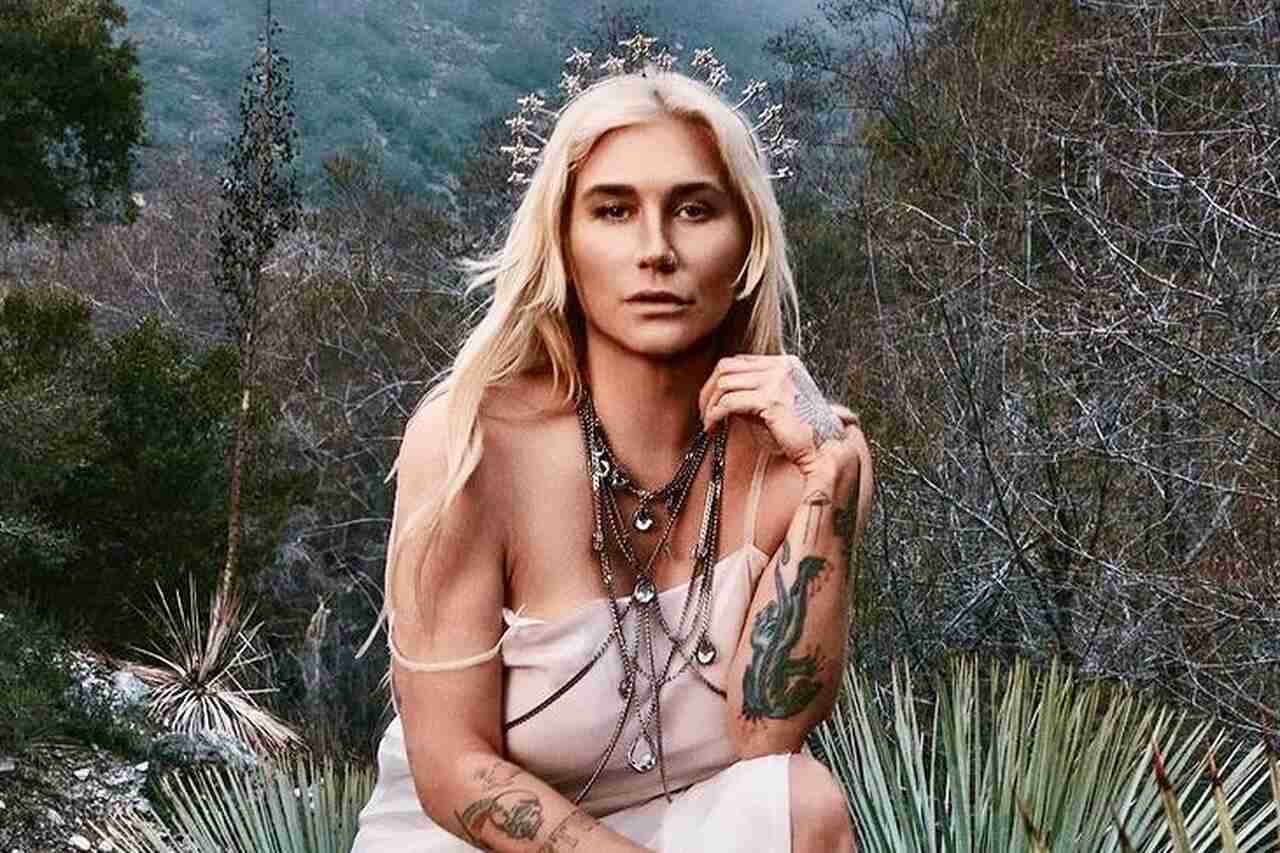 Kesha veröffentlicht neuen Song, der im Musikvideo und in sozialen Netzwerken für Kontroversen sorgt