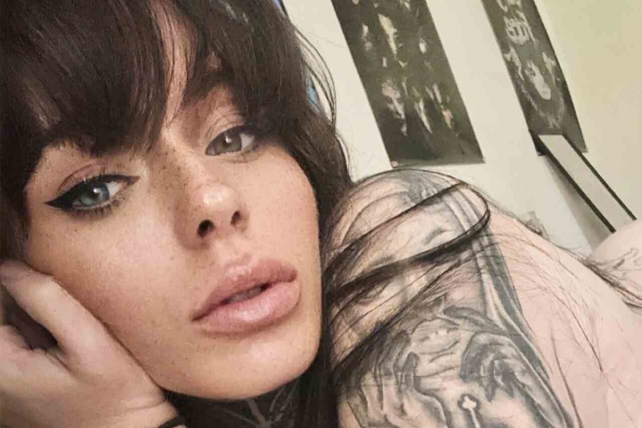 Model verdient $24.000 in één week na het viral gaan van arrestatiefoto op internet