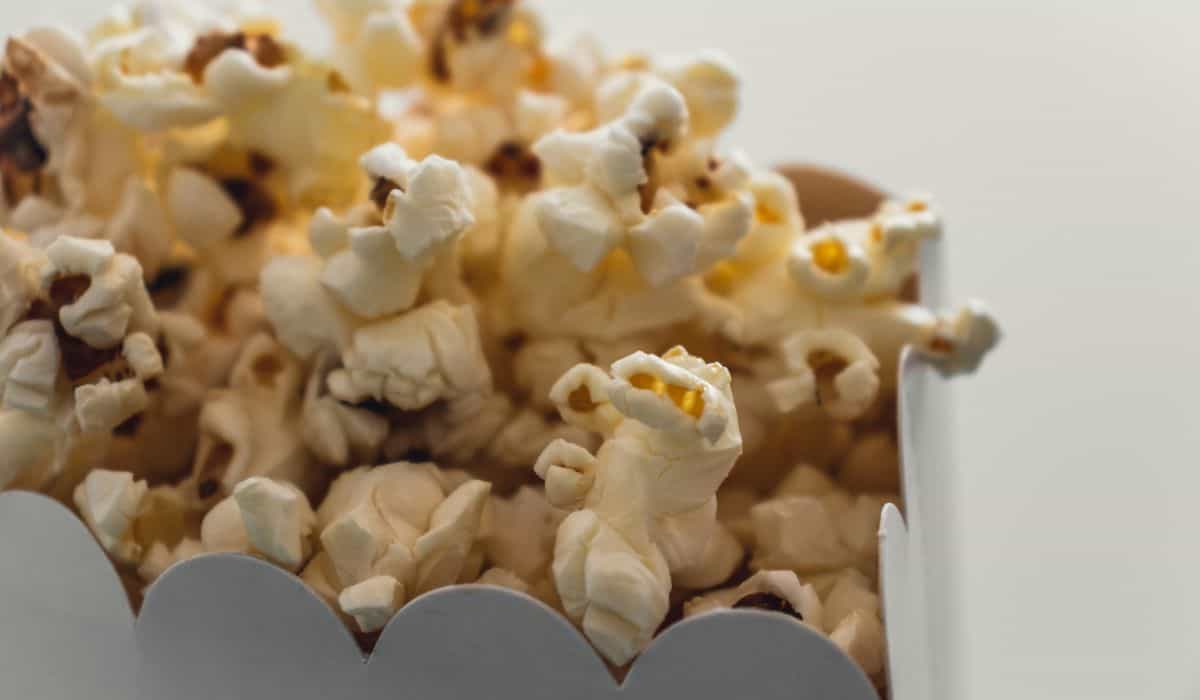 Foruroligende video: Mikrobiologen avslører analyse av popcorn servert på kino