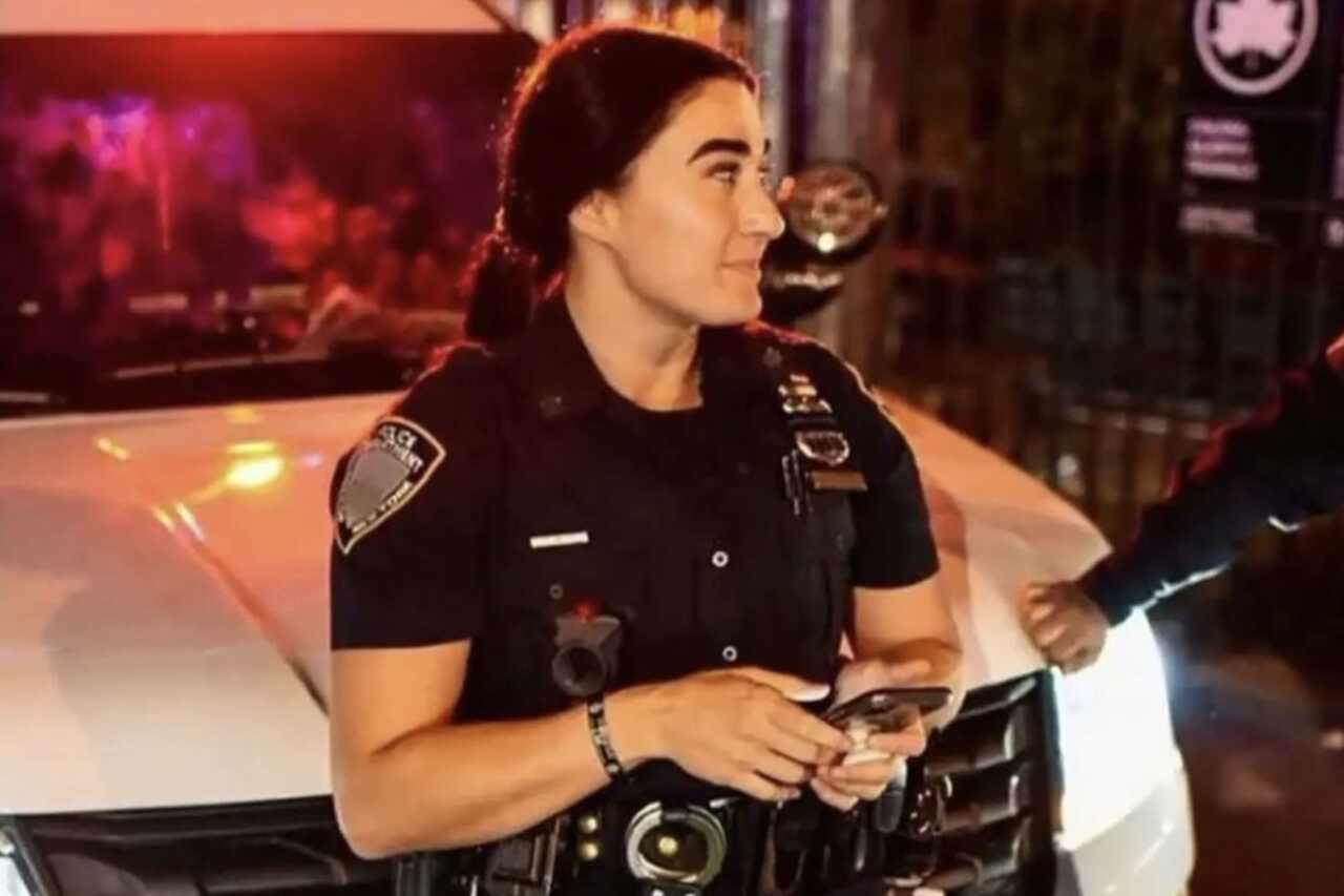 Ein Polizist verklagt die New Yorker Polizei nach dem Leck eines gewagten Fotos: "Abstoßend"