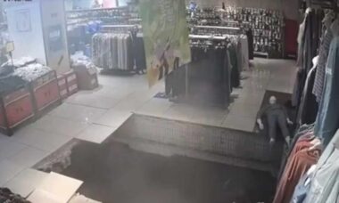 Vídeo viral: chão desaba e mulher cai em buraco aberto em loja na China