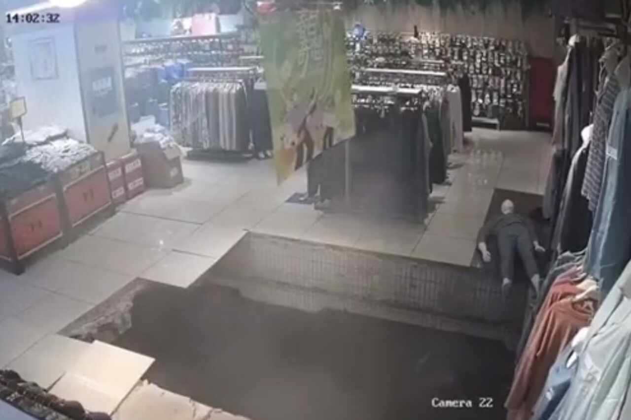 Video wird viral: Boden stürzt ein und Frau fällt in ein offenes Loch in einem Geschäft in China