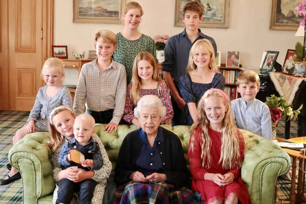 Les internautes trouvent des erreurs de Photoshop sur une photo de la Reine Elizabeth avec ses petits-enfants