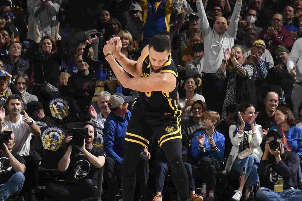 NBA recebe críticas por remover Katherine Taylor de foto do jogador Stephen Curry
