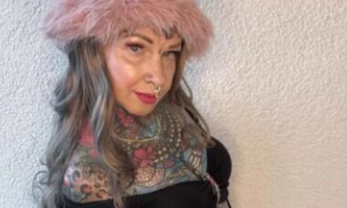 Mulher exibe as várias tatuagens coloridas pelo corpo avaliadas em mais de US$ 31 mil