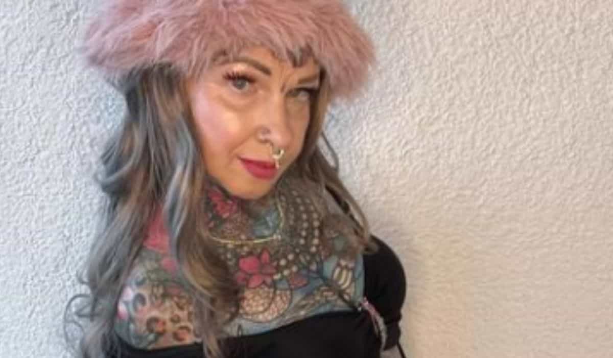Frau zeigt die vielen bunten Tattoos auf ihrem Körper im Wert von über 31.000 US-Dollar