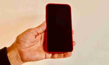 Você tem “mindinho de smartphone”? Usuários de celular temem que seus dispositivos estejam deformando seu dedo mínimo