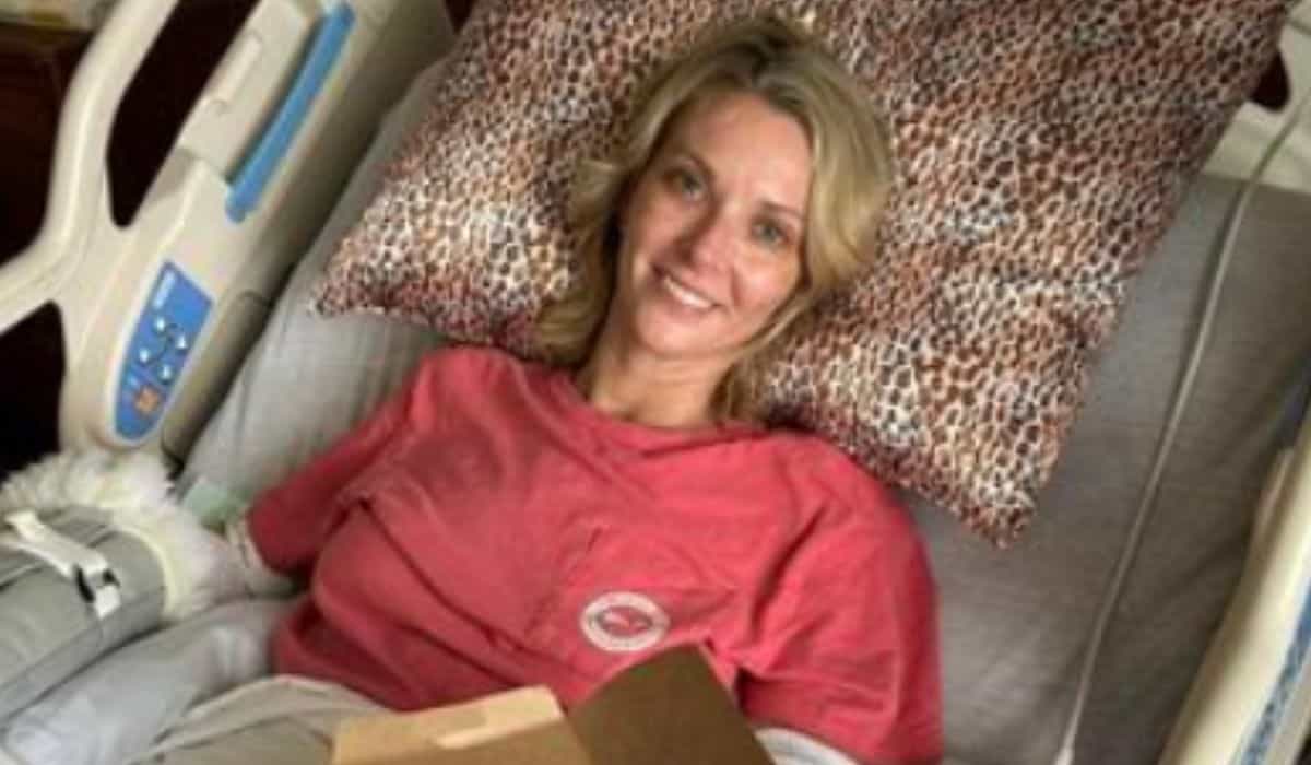 Vrouw die haar armen en benen verloor na complicatie bij nieroperatie viert haar eerste stappen met protheses