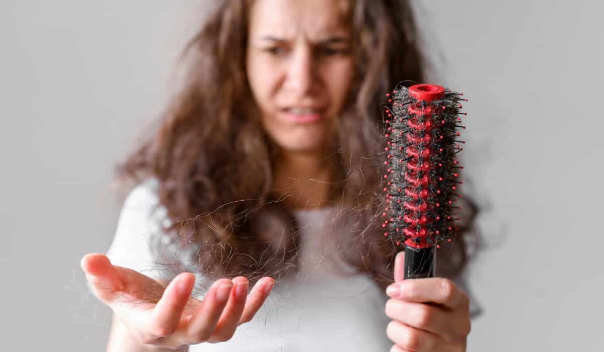 Dermatologista alerta sobre sinais preocupantes de queda de cabelo