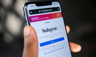 Instagram testa ferramenta para borrar imagens com conteúdo adulto automaticamente (Solen Feyissa / Unsplash)