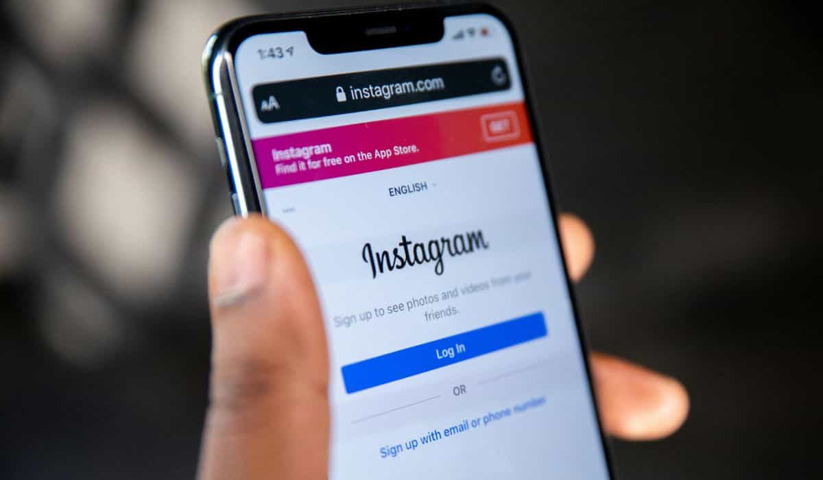 Instagram testa ferramenta para borrar imagens com conteúdo adulto automaticamente (Solen Feyissa / Unsplash)