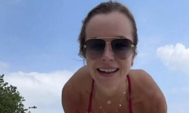 Amanda Holden quase mostra demais ao gravar vídeo em praia deserta