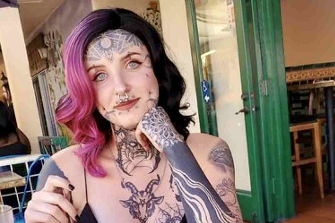 "Ai, så irriterende", Ash Putnam går viralt etter å ha avslørt at han gikk glipp av en jobbmulighet på grunn av tatoveringene sine. Foto: Gjengivelse Instagram
