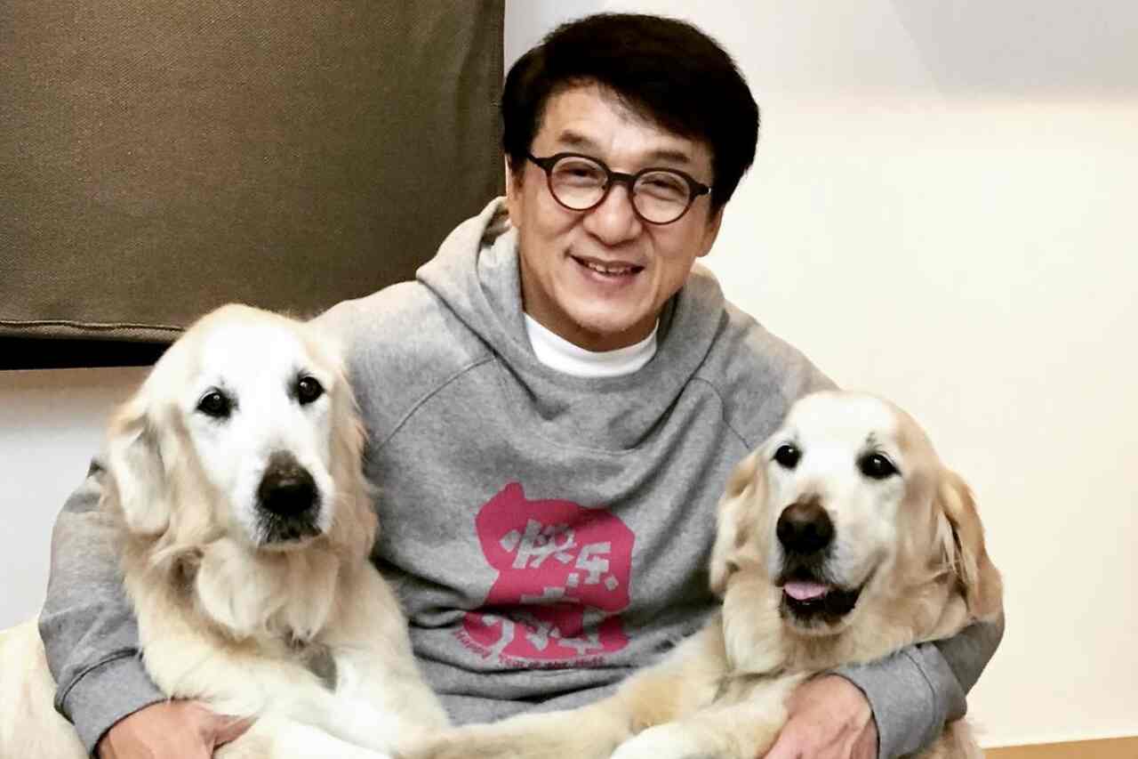 Nach einem 'besorgniserregenden' Foto gibt Jackie Chan Gesundheitsupdates an seine Fans