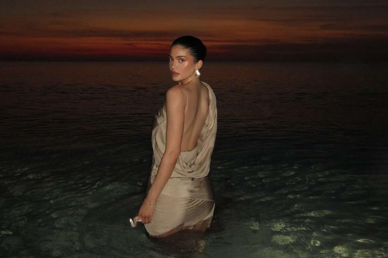 Arvingen Kylie Jenner får følgerne til å sukke med et dristig strandfoto. Foto: Reproduksjon Instagram