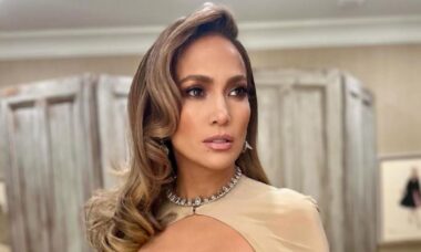 Jennifer Lopez desfila em vídeo com vestido justo e deixa fãs eufóricos