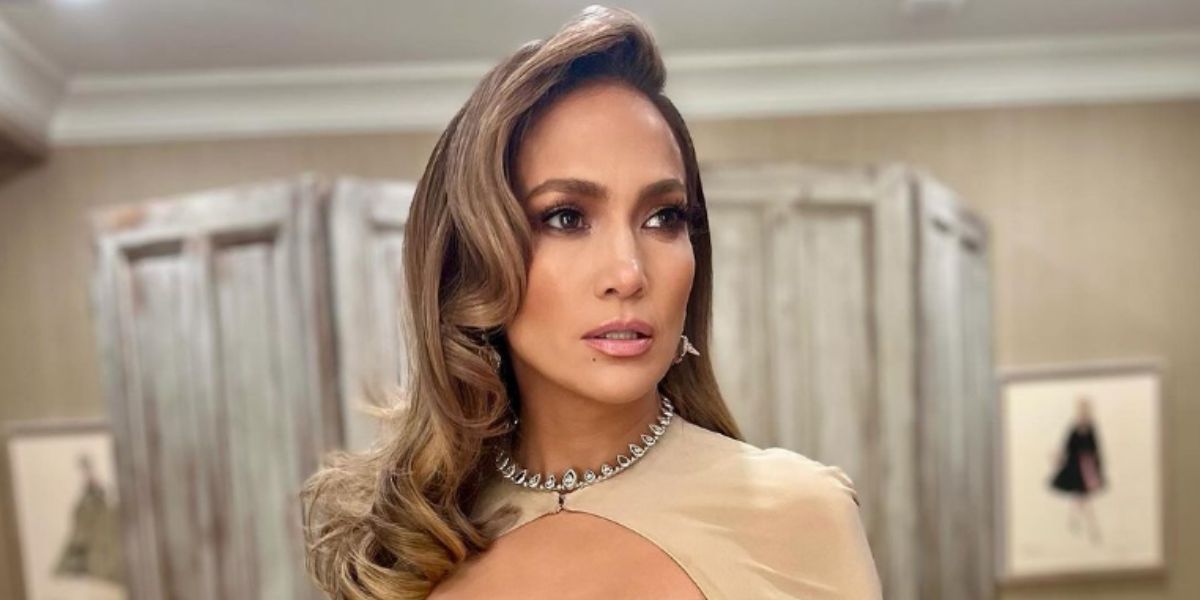 Jennifer Lopez kävelee videolla tiukassa mekossa ja saa fanit innostumaan