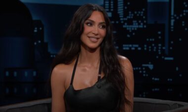 Sutiã moldado sobre o corpo de Kim Kardashian tem detalhe que chama a atenção