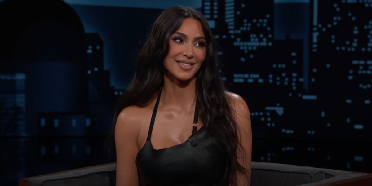 Formstøbt bh på Kim Kardashians krop har en iøjnefaldende detalje