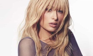 Paris Hilton posa para fotos ousadas e estampa capa de revista
