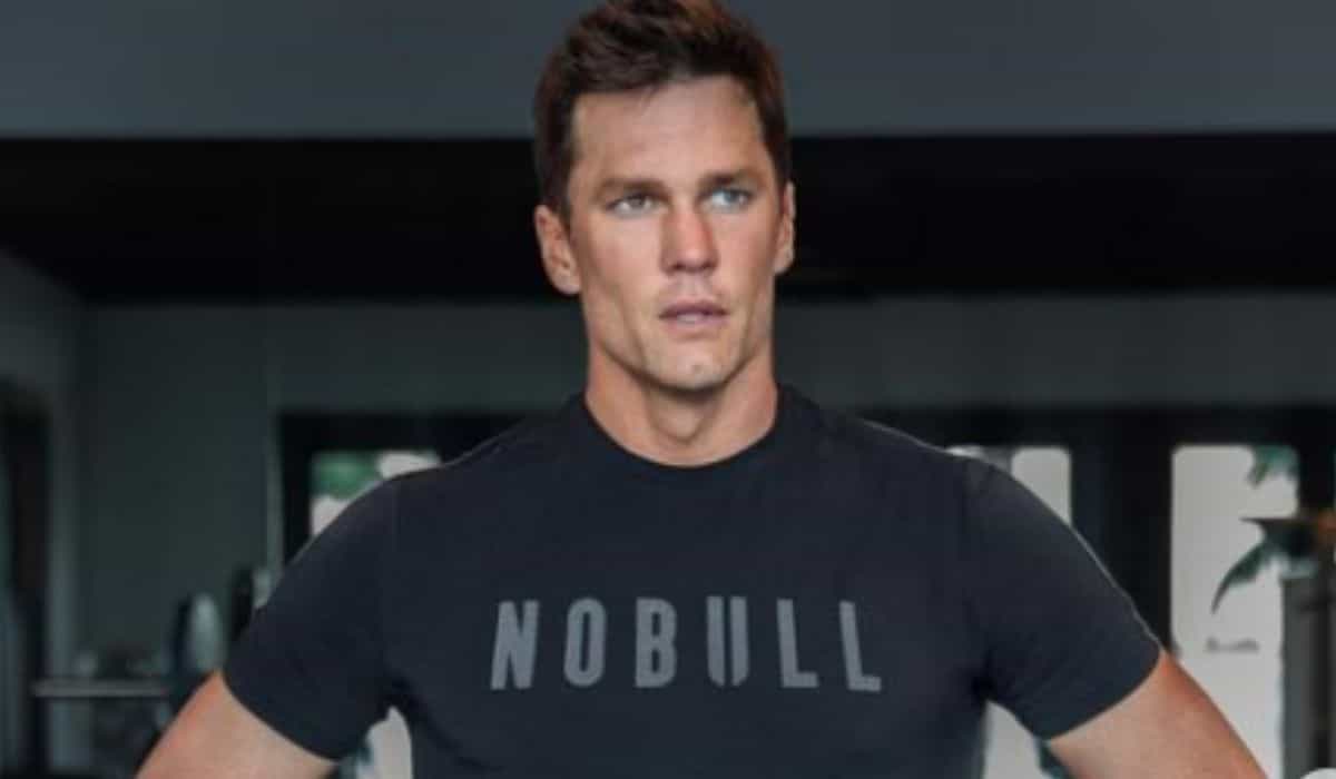 I en alder af 46 år viser Tom Brady sin atletiske form i en skjorteløs video