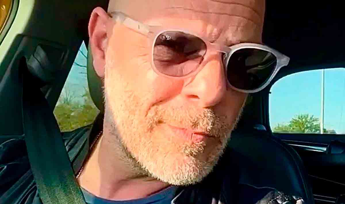 Argentin férfi Bruce Willis-szel való hasonlóságát globális karrierré alakítja, mint hivatalos hasonmás (Instagram / @dobledebruce)