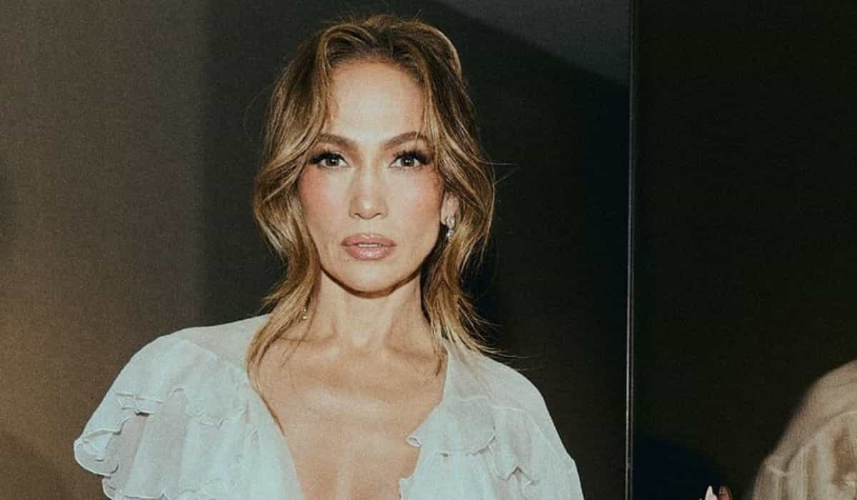 Jennifer Lopez alimente les rumeurs de séparation avec Ben Affleck en faisant la promotion d'un film avec un message audacieux (Instagram / @jlo)