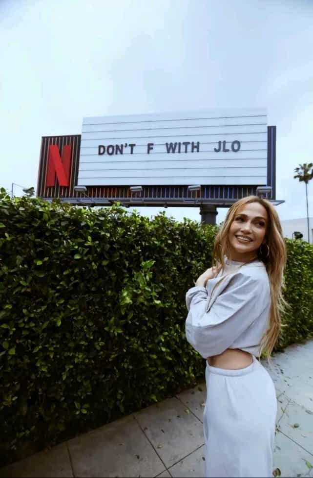Jennifer Lopez poserer ved siden af beskeden: "don't mess with JLo" ved promovering af Netflix-film (TikTok / @jlo)