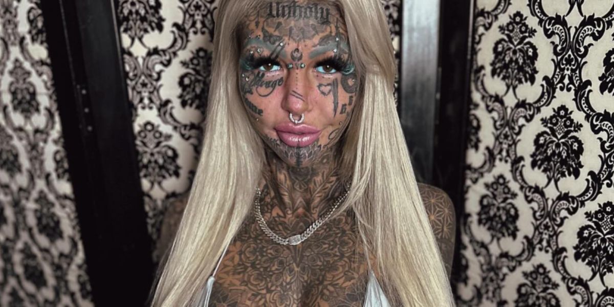 Mulher mais tatuada da Austrália faz sucesso nas redes sociais com sua arte corporal