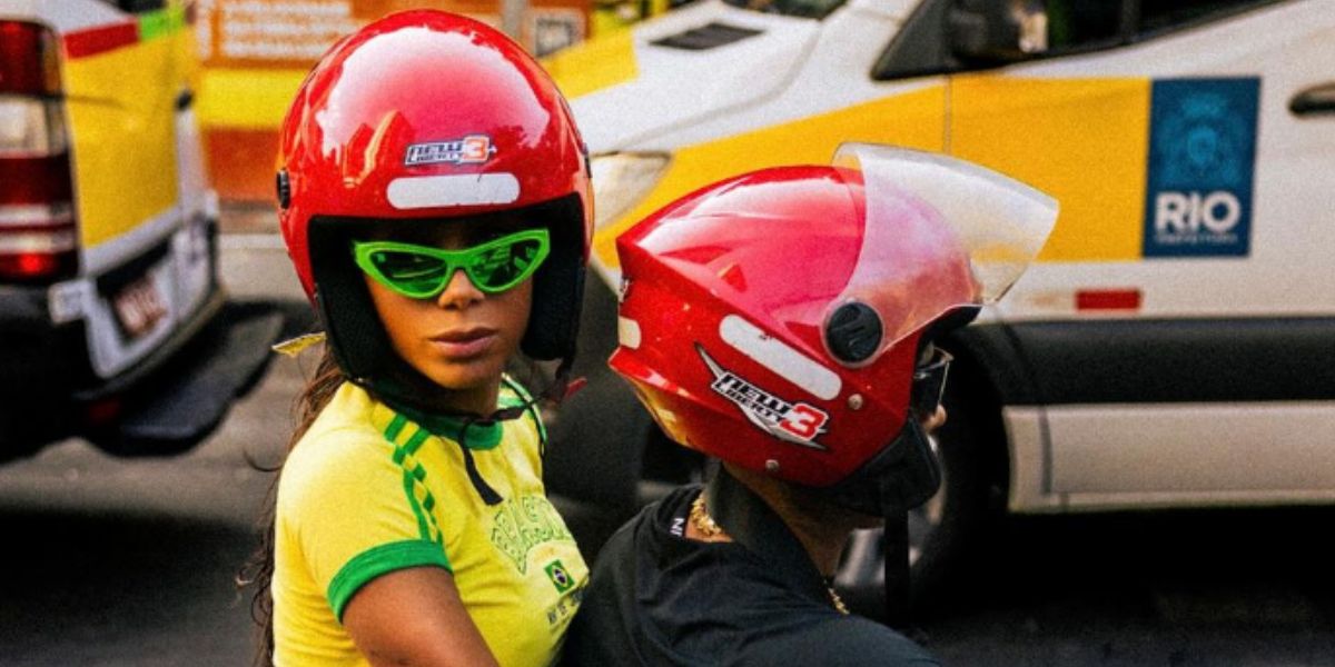 Anitta tager en motorcykeltur i Brasilien i shorts, der næsten viser for meget