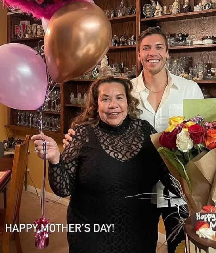 Joseph Baena en zijn moeder, Mildred Baena (Instagram / @joebaena)