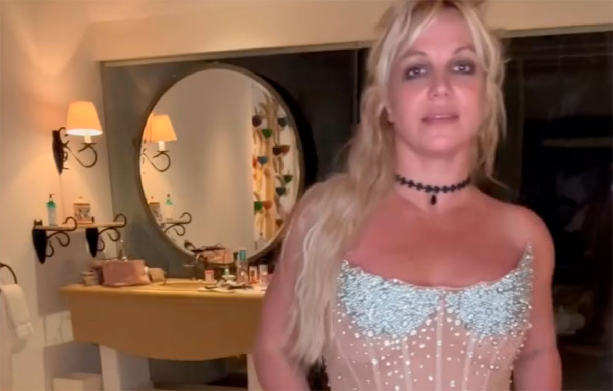 Britney Spears visar att hon har gått ner i vikt i en provocerande klänning. Bilder och video: Instagram @britneyspears
