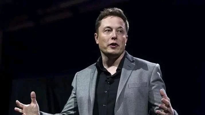 Elon Musk afferma di essere un alieno. Foto: Riproduzione Instagram @elonmuskofficialchat_