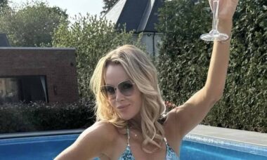 Aos 53 anos, Amanda Holden posa com biquíni minúsculo para dia de piscina