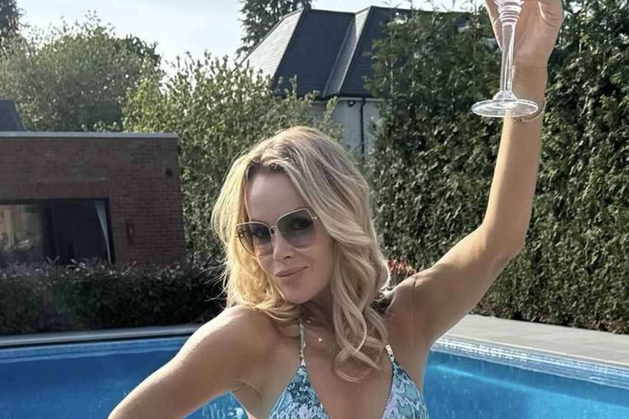 Ve věku 53 let Amanda Holden pozuje v malém bikiní na den u bazénu