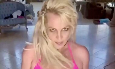Após polêmicas, Britney Spears surge dançando de biquíni