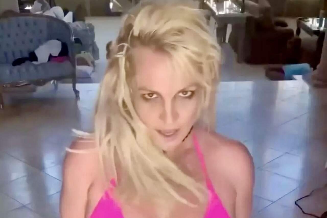 Britney Spearsin kohun jälkeen hän esiintyy bikineissä tanssimassa