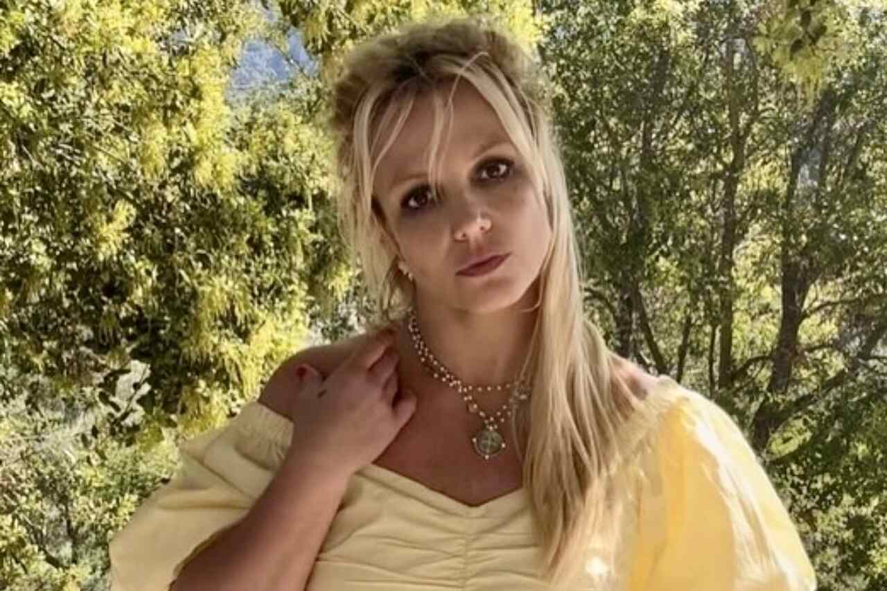 Britney Spears rivela di avere il piede rotto dopo un incidente in un hotel di Los Angeles