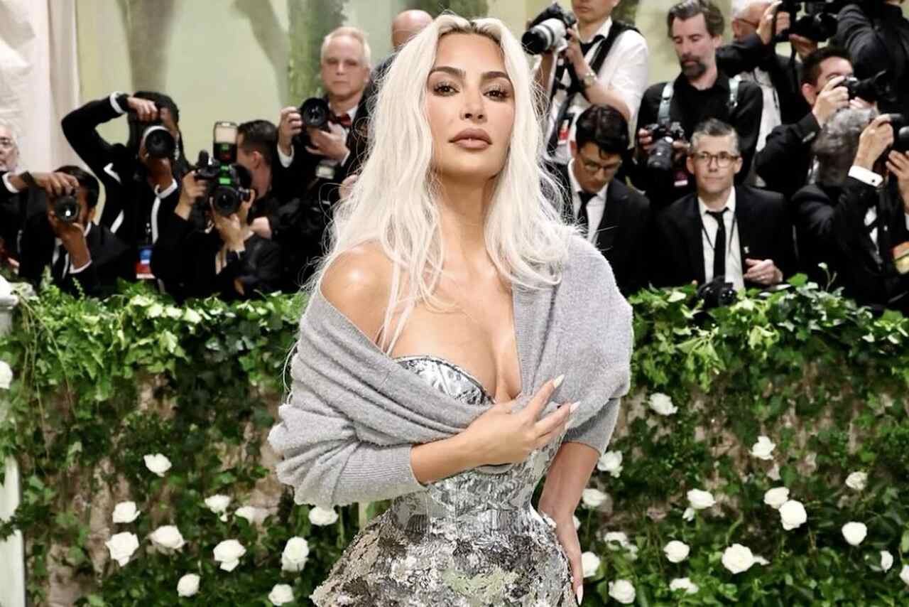 Kim Kardashian vira alvo de especulações sobre procedimento estético após aparição no Met Gala 