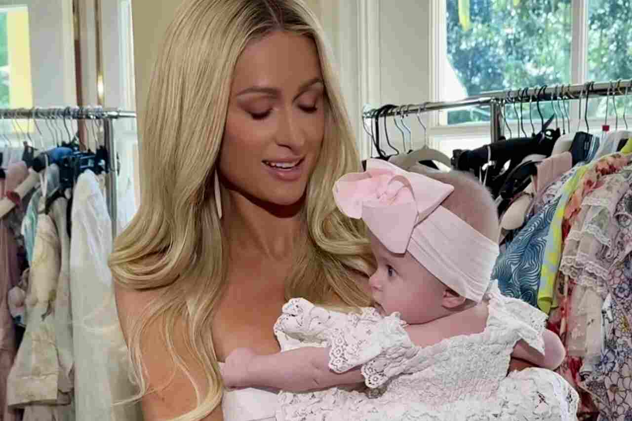 Tekonaurimisen jälkeen Paris Hilton vitsailee, että hänen 5 kuukauden ikäinen tyttärensä näyttää 