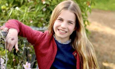 Família real compartilha foto da princesa Charlotte sorrindo após polêmicas de Photoshop