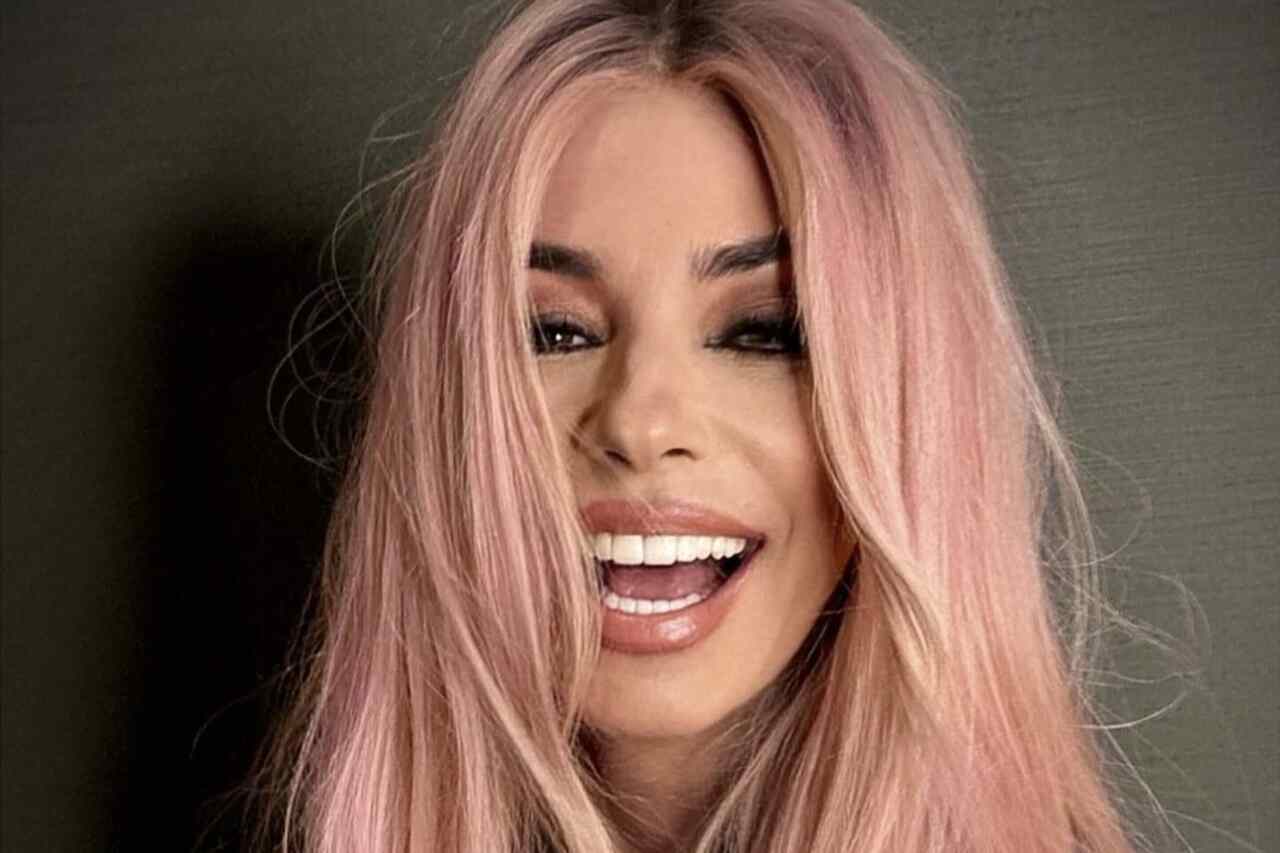 Sangeren viste frem nydelige rosa hår etter makeoveren. Foto: Reproduksjon Instagram