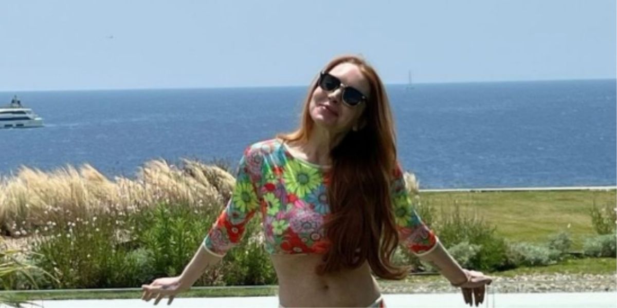 Lindsay Lohan curte as férias na Grécia com um maiô florido elegante