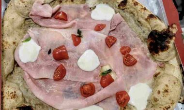 Mannen betalte 17 dollar for pizza, og dermed gikk bildet med vurderingen viralt. Bilde: Reproduksjon/Instagram