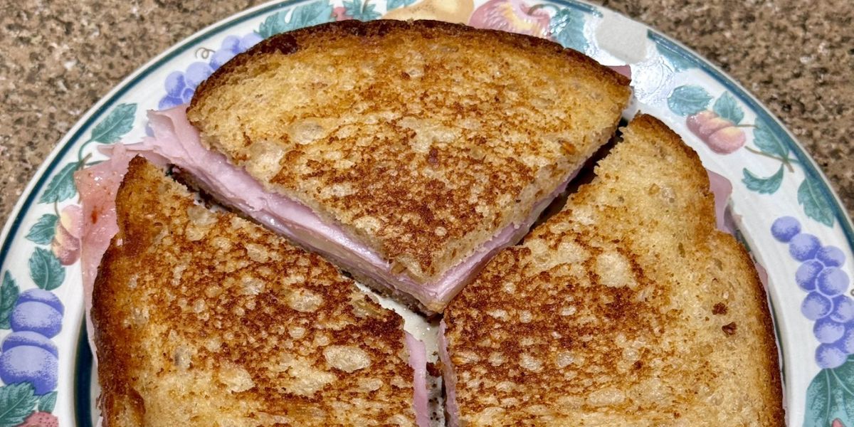 Mannen kutter sandwichen sin på en merkelig måte og bildet blir viral