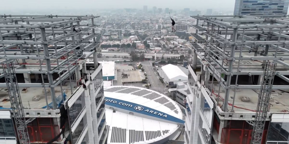 Angstaanjagende video: Influencer loopt tussen wolkenkrabbers en voert riskante manoeuvre uit in Los Angeles