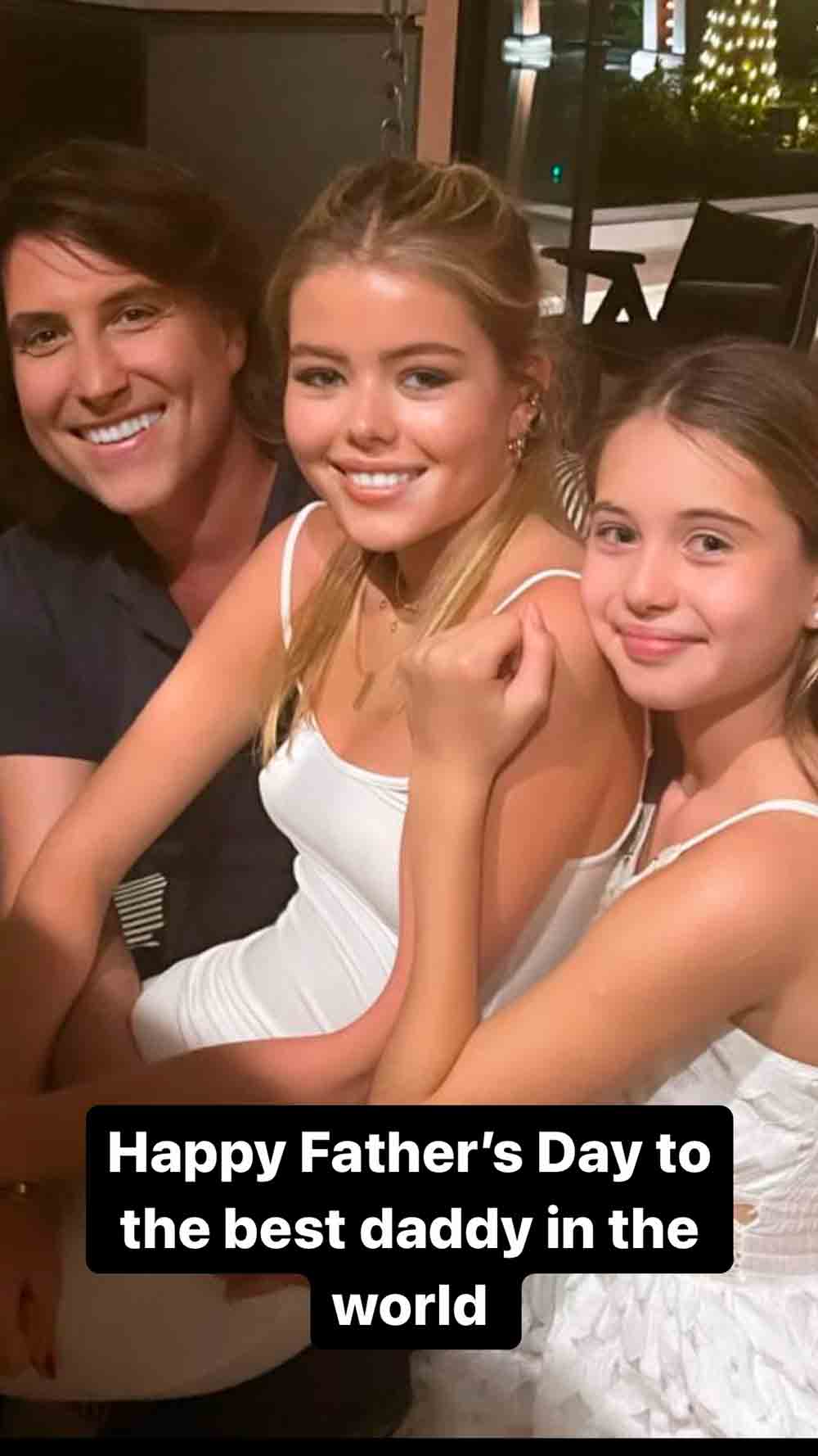 Ela postou uma foto de suas filhas, Lexi e Hollie, com seu marido, Chris Hughes
