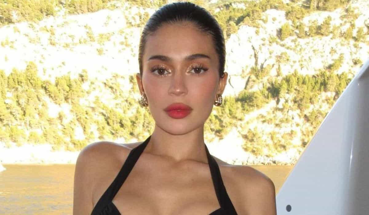 Kylie Jenner incanta posando con un minivestito nero della sua collezione in Spagna
