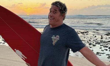 Lenda do surf e ator de "Pirates of the Caribbean" morre após ataque de tubarão no Havaí
