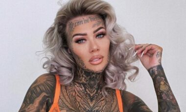 Ex-estrela de conteúdo adulto tatua região íntima do corpo e choca seguidores